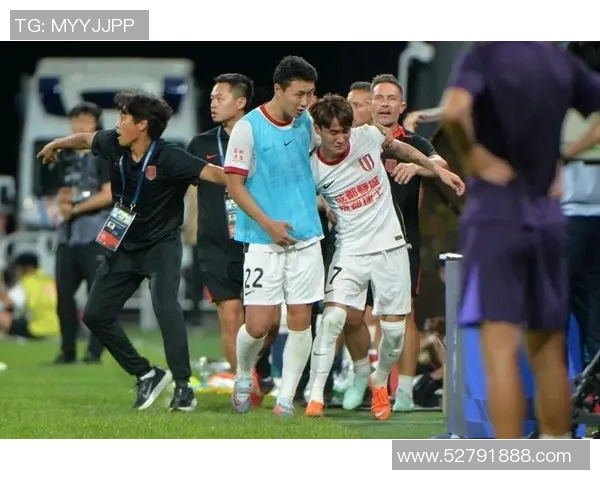 足球明星意外遭遇尴尬瞬间引发热议视频曝光引发球迷讨论与关注